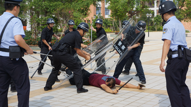 "歹徒"被民警制服